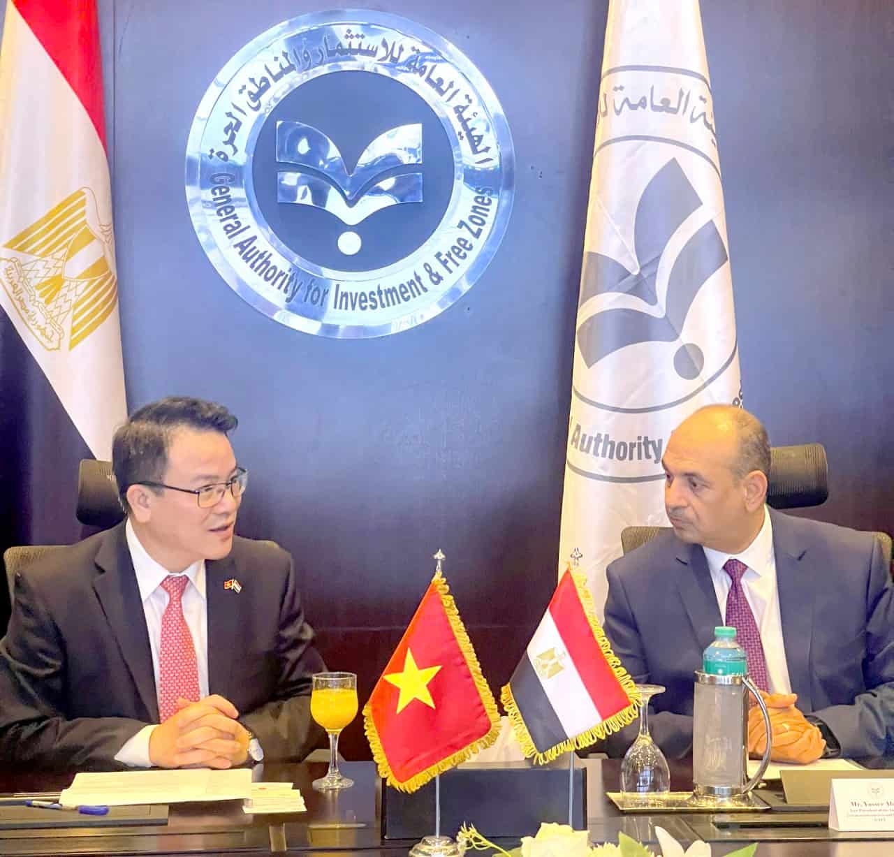 Vietnam's Deputy Minister of Finance Tran Quoc Phuong (left) and Mr. Yasser Ahmed Abbas, Vice Chairman of the Egyptian Investment Fund and Free Zone Authority.