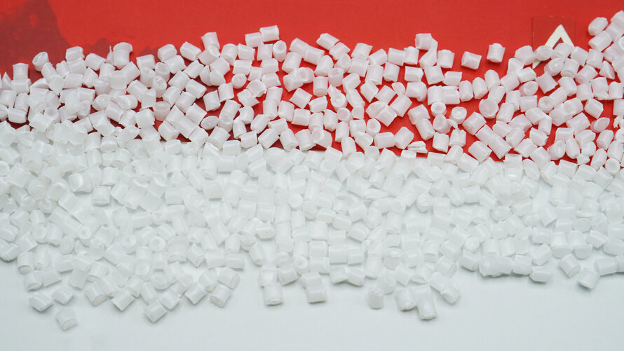 Clarifying agents for plastic