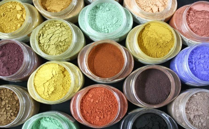 Dry pigment mixing requires precise control to achieve consistent molding color by coating uncolored pellets with powdered pigments.