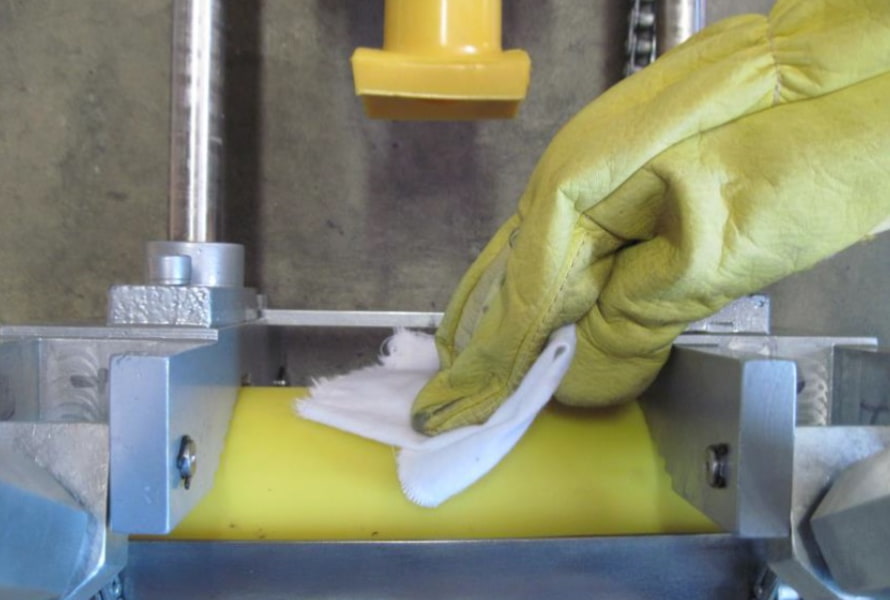 اللحام السرجي هو عملية توصيل أنبوب ذو قطر أصغر إلى جانب أنبوب البولي إيثيلين عالي الكثافة لتشكيل وصلة متفرعة.