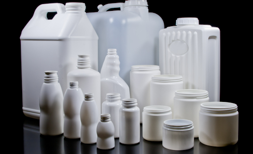 النفخ يتم عن طريق صهر المواد البلاستيكية ونفخ الهواء داخلها لتشكيلها