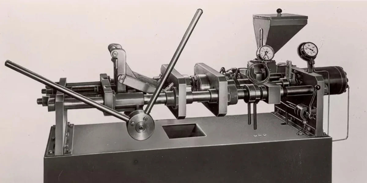 الآلة الأولى للقولبة على يد الأخوين إيشايا وجون هايات