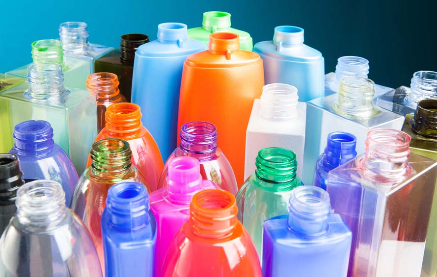 تلوين البلاستيك يعزز المنتجات، ولكنه قد يواجه تحديات مثل تباين الألوان  وبهتانها  وعدم تساويها.