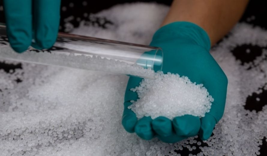 البولي أوليفين مواد خفيفة الوزن، مما يجعلها مفيدة في التطبيقات التي يكون تقليل الوزن فيها ضروريًا، مثل صناعة السيارات.