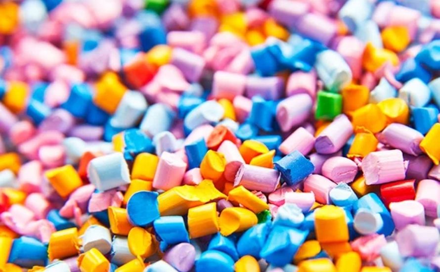 المواد البلاستيك الحراري  عبارة عن بوليمرات متعددة الاستخدامات وقابلة لإعادة التدوير تلين عند تسخينها، مما يسمح بتشكيلها وتشكيلها بسهولة دون فقدان سلامتها الجزيئية