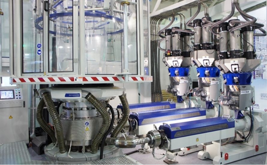 يشمل عيوب بثق الغشاء المنفوخ الحاجة إلى أنظمة فراغ لمنع احتجاز الهواء، مما يزيد من التعقيد وتكاليف الإنتاج