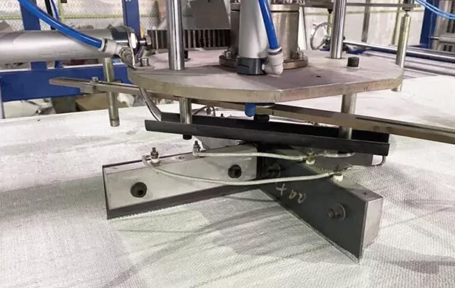 يتم قطع القماش المنسوج إلى أشكال وأحجام محددة، مما يضمن دقة الأبعاد لتصميم الكيس.