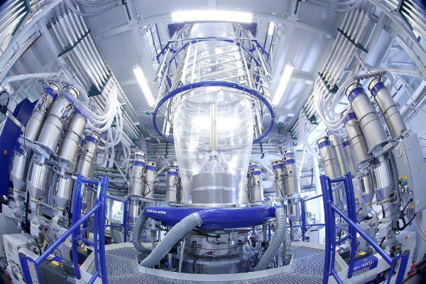 يُستخدم بثق الاغشية المنفوخة على نطاق واسع في صناعة التعبئة والتغليف لإنتاج الأغشية البلاستيكية الرقيقة.