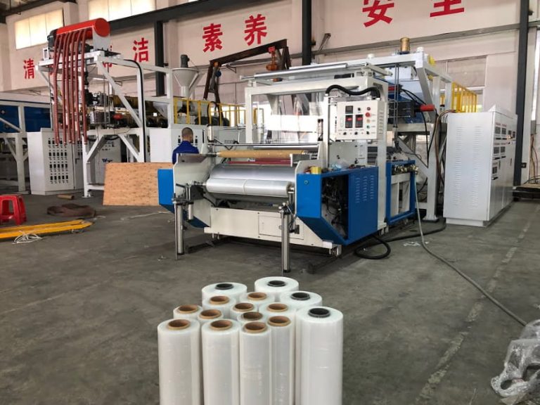 تضمن مراقبة الجودة أن المنتج النهائي يلبي معايير الصناعة وتوقعات العملاء