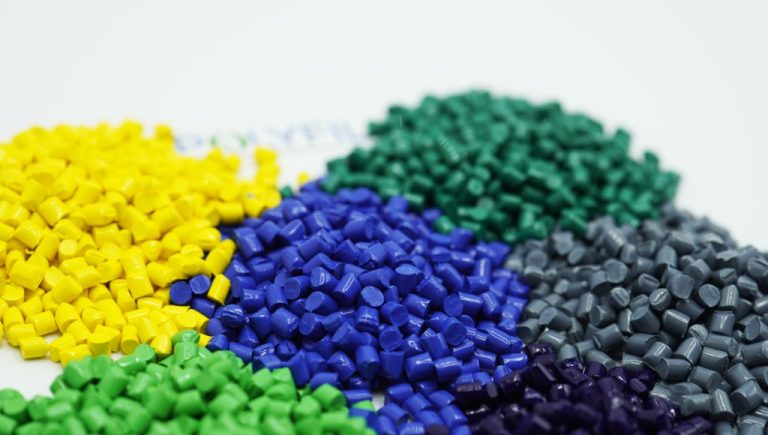 تتراوح تكلفة ماسترباتش الألوان عادة بين 0.5 إلى 18 دولارًا للكيلوغرام.