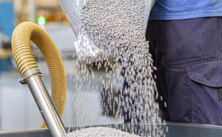 تبدأ المواد البلاستيكية الحرارية كمواد خام، غالبًا في شكل حبيبات، يتم إنشاؤها عن طريق تسخين