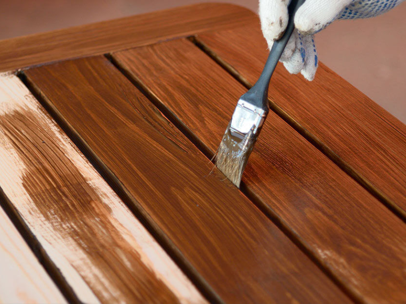 How to paint plastic to look like wood ?