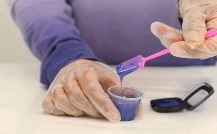 خلط المواد الملونة مع الراتينج قبل الحقن يضمن توزيعًا متساويًا للحصول على لون موحد في المنتج النهائي.