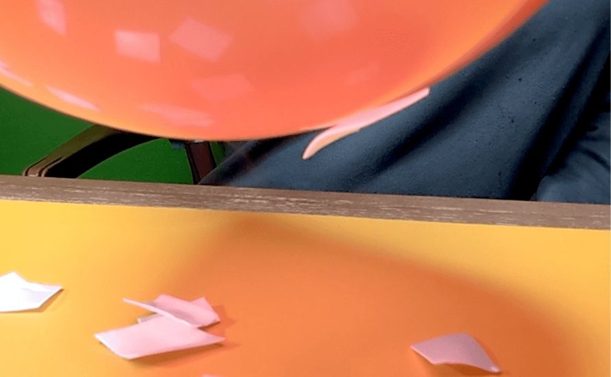 لاختبار الكهرباء الساكنة على البلاستيك، افرك جسمًا مشحونًا بالكهرباء مثل بالون على قطعة قماش.